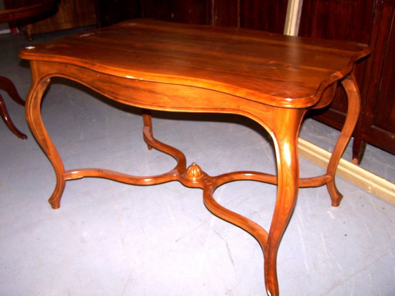 n.Tavolo con piano mosso, dimensioni 120x80x77, rovere