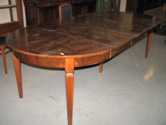 n.Tavolo allungabile, dimensioni � 120x80, anno 1930 ca., noce, provenienza Italia