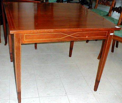 n.Tavolo piramide filettato, dimensioni 99x91x79, anno 1860 ca., mogano, provenienza Inghilterra