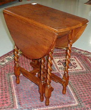 n.Tavolino bandelle, dimensioni 61x35x70, anno fine '800 ca., rovere, provenienza Inghilterra