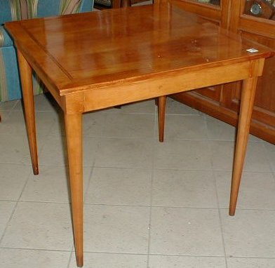 n.Tavolino, dimensioni 80x80x75, anno 1910 ca., faggio, provenienza Italia