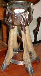 n.Portavasi zampe capriolo, dimensioni 30x30x44, anno 1902 ca., rame, provenienza Inghilterra